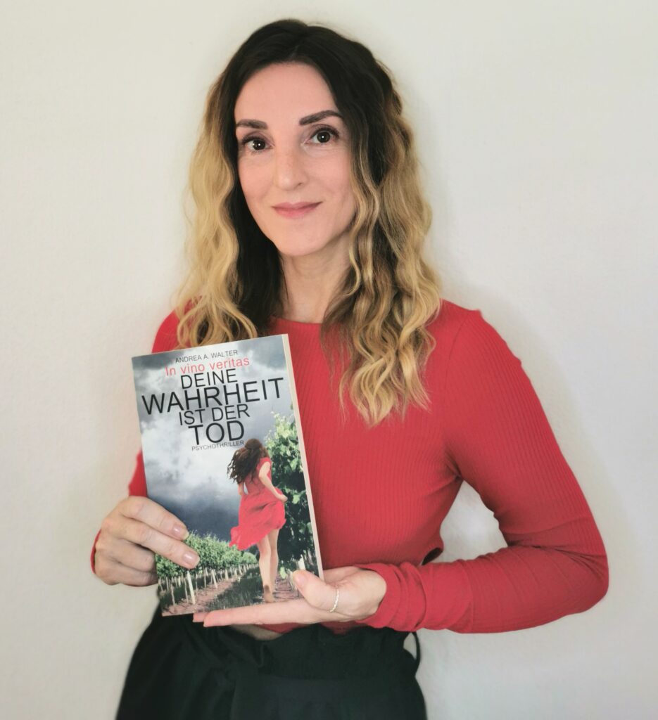 Autorin mit Buch