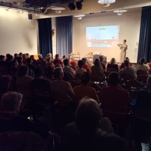 Andrea A. Walter liest in Amstetten auf der Bühne