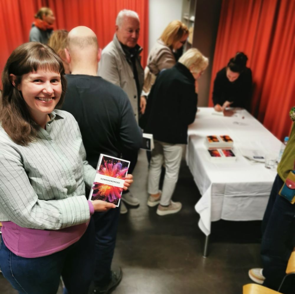 Fanny Svoboda beim Signieren nach der Lesung in Freising.