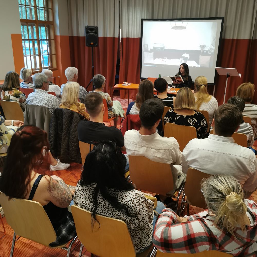 Fannz Svoboda liest in Leoben aus dem Marillenknödelmord und den Prolog vom Sonnwendmord