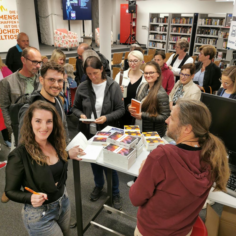 Lange Schlage von Fans in Wr. neustadt bei Fanny Svoboda