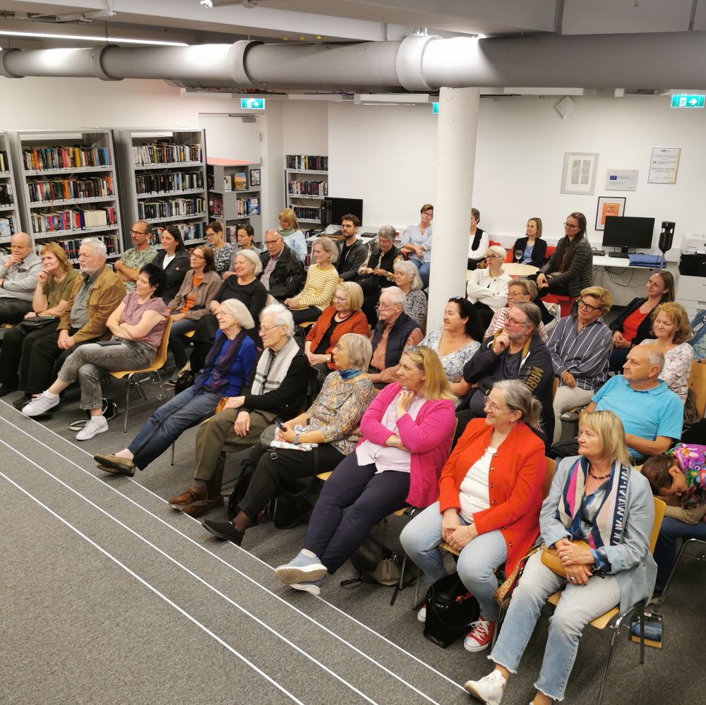 Volles Haus in Wr. Neustadt bei der krimilesung von Fanny Svoboda und dem Sonnwendmord.