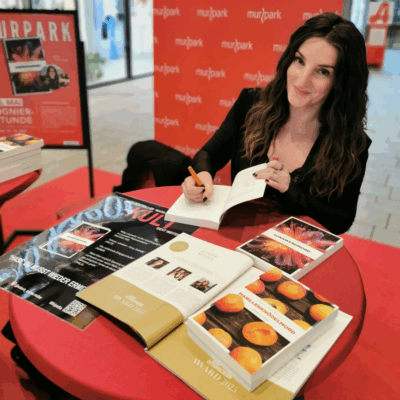 Fanny Svoboda aka Andrea A. Walter beim Signieren.