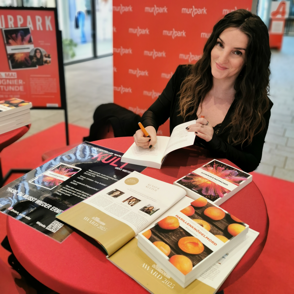 Fanny Svoboda aka Andrea A. Walter beim Signieren.